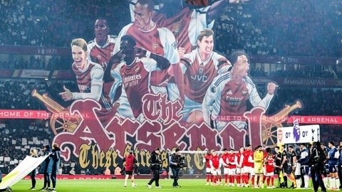 Simone Inzaghi celebrating with his Inter Milan players after beating Barcelona.